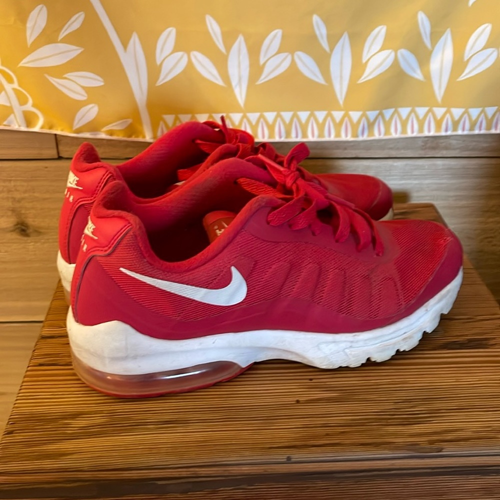 Women’s red Nike air 7.5